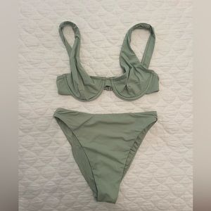 Set Active bikini in green. Size small